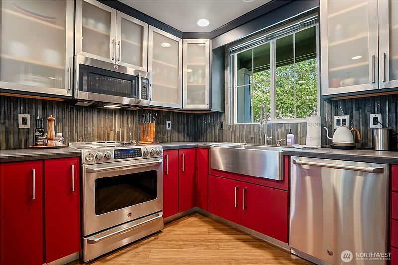 4th image of 4691 Wade Street #4