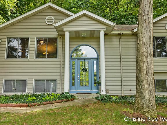 3rd image of 3426 Bennington Dr NE
