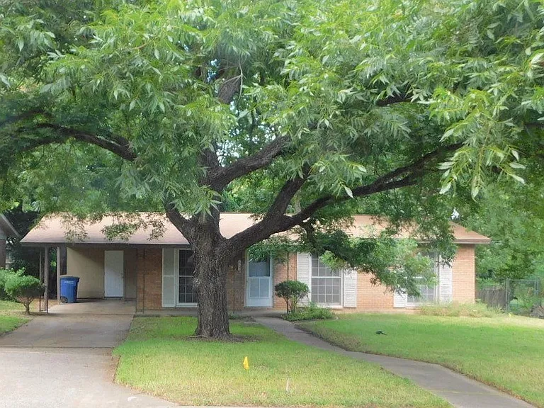 1400 Berkshire Dr — Photo 3