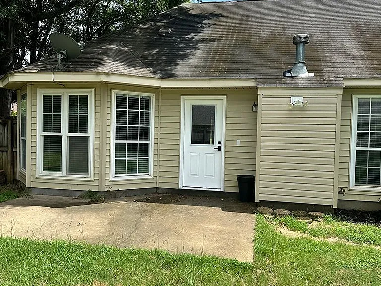 201 Belton Dr — Photo 2