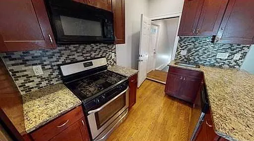 5 bed, 2.5 bath, $4,100 — Photo 2