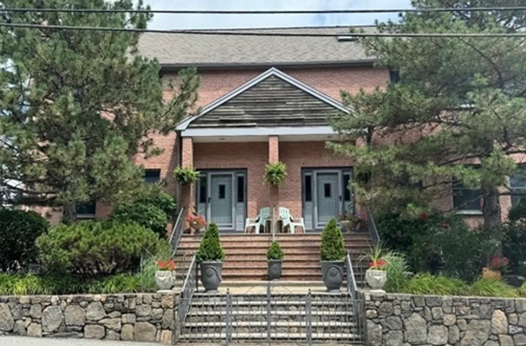 4 bed, 2325 sqft, $4,000 — Photo 1
