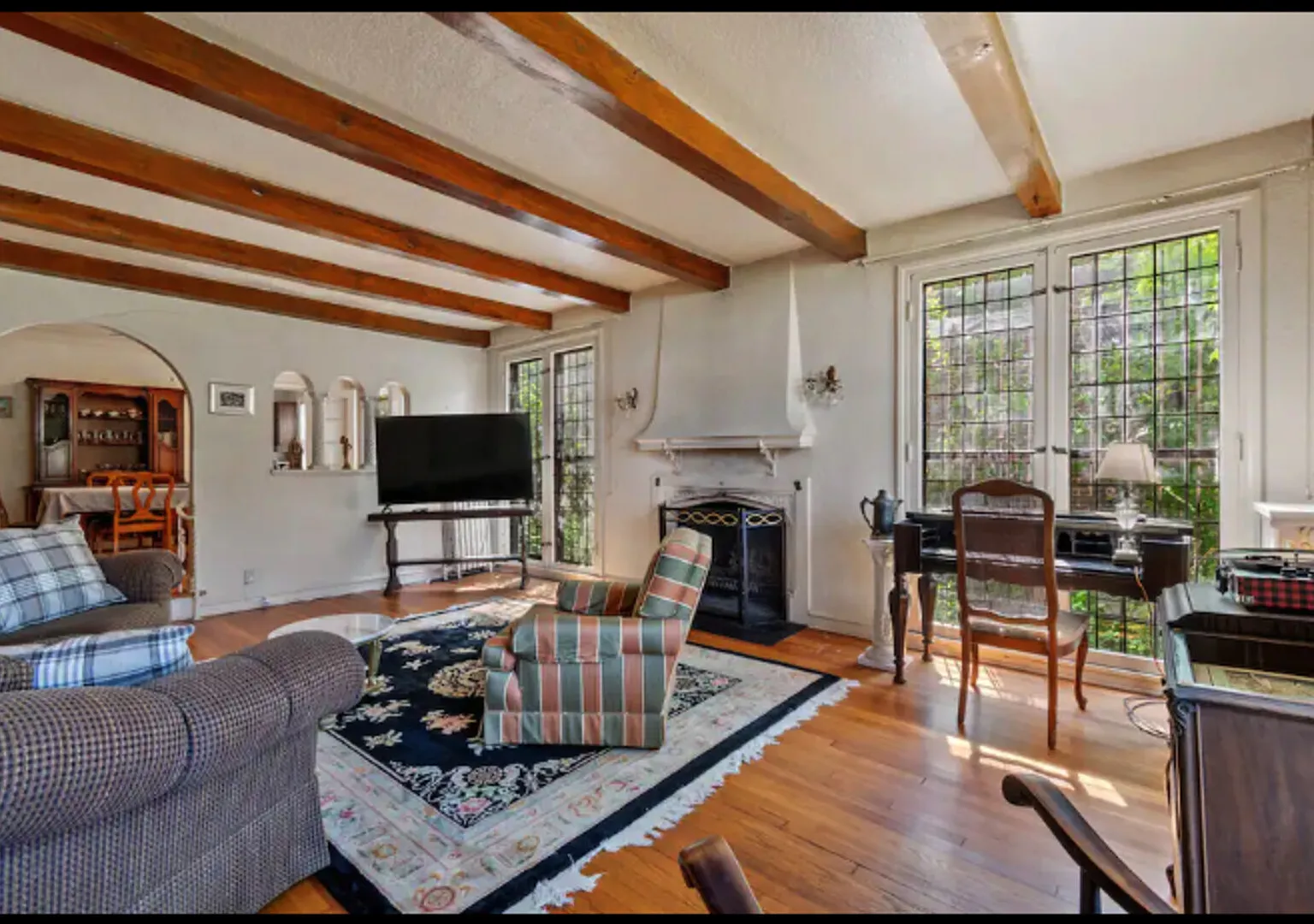 1st floor apt nr Shaker HTS close to RTA rail & main hospitals in Cle — Photo 1