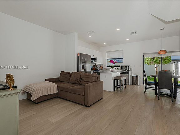 4th image of 3323 W 106th Ter