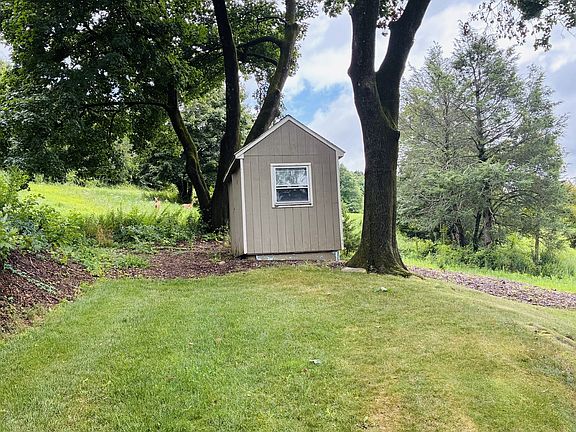 5th image of 136 Chestnut Hill Rd