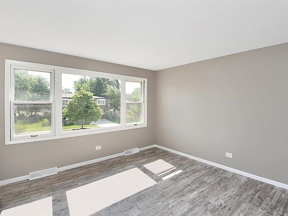 3rd image of 16036 Ozark Ave