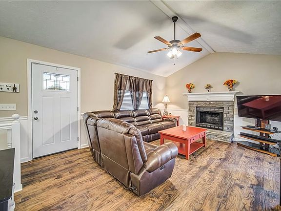 3rd image of 296 Emerald Creek Dr