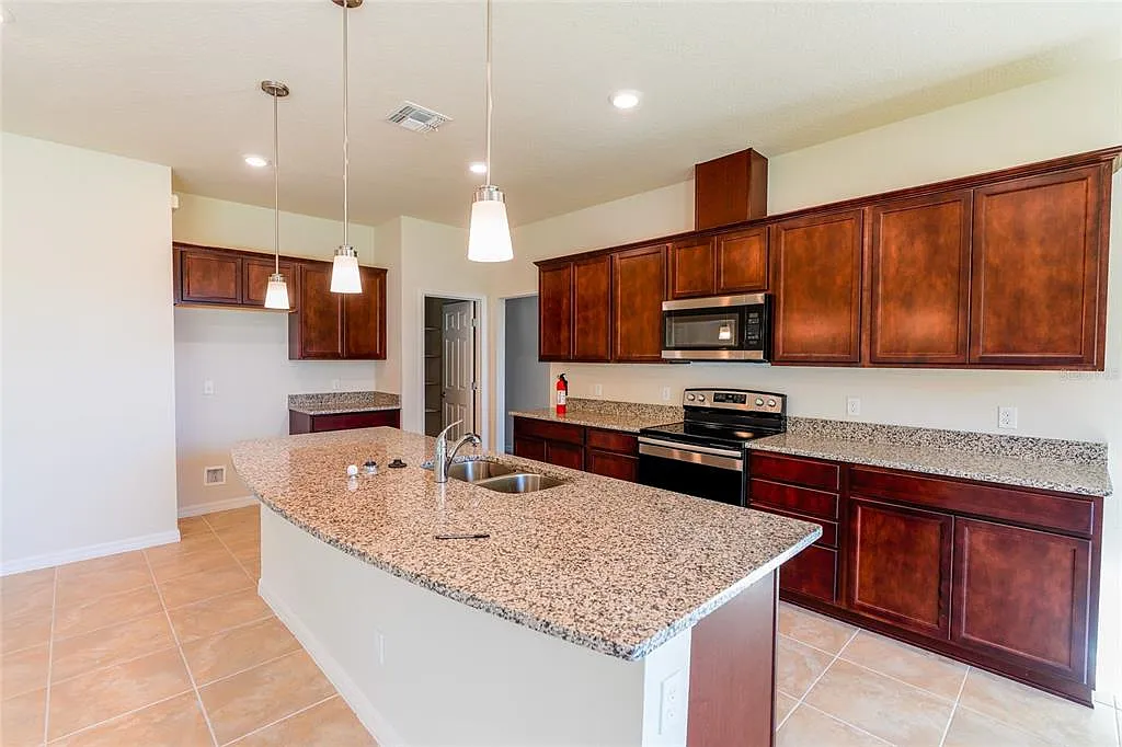 7 bed, 8.0 bath, 5246 sqft, $5,000 — Photo 4
