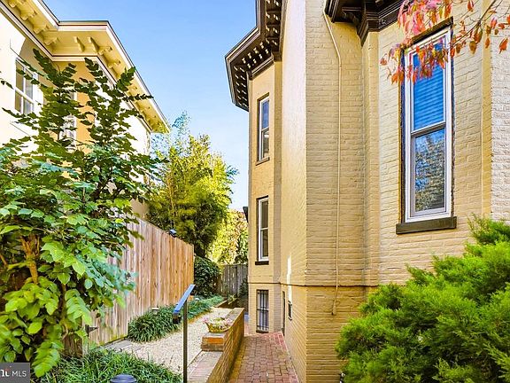 2nd image of 101 6th St NE