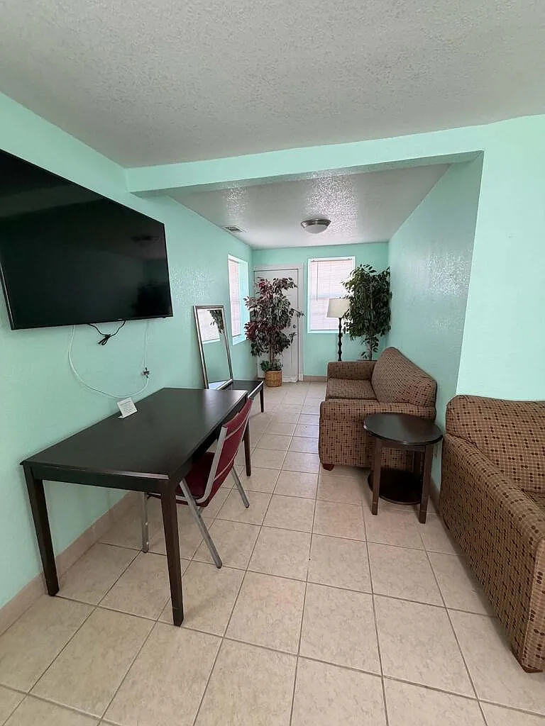 2 bed, 1.0 bath, 736 sqft, $3,200 — Photo 3