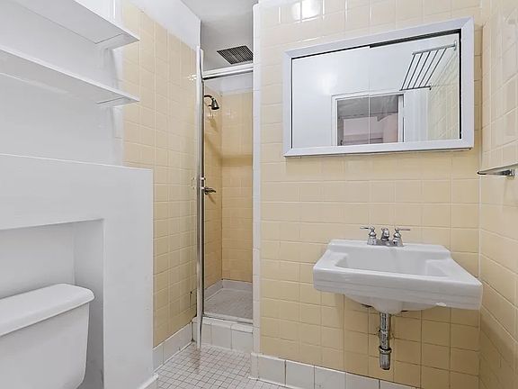 5th image of 321 E 69th St APT 3C
