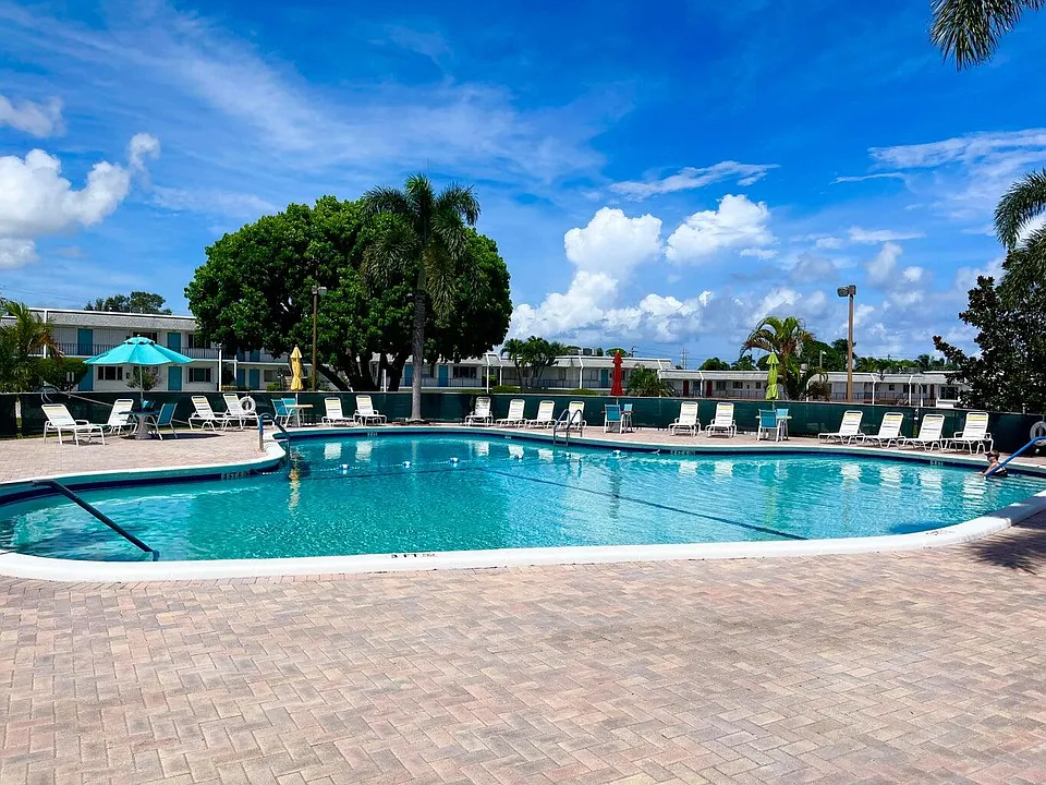 2840 Lake Osborne Dr #205