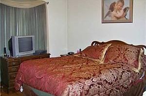 5th image of 2737 Whitney Ave
