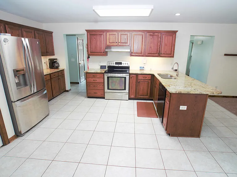 98 Thorndale Cir — Photo 8