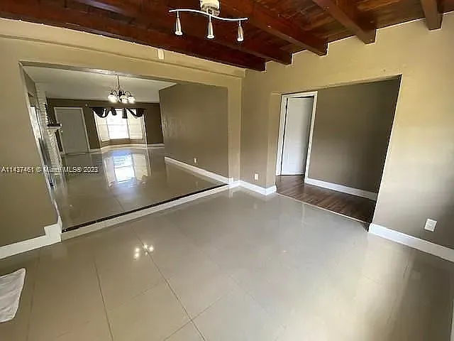 5 bed, 2151 sqft, $4,800 — Photo 2