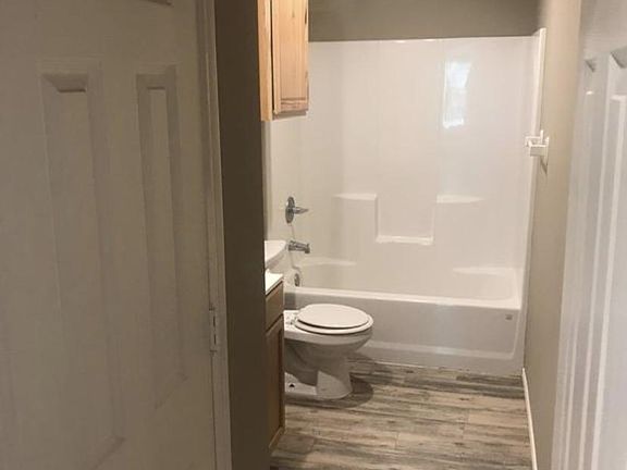 3rd image of 501 Elm Ave