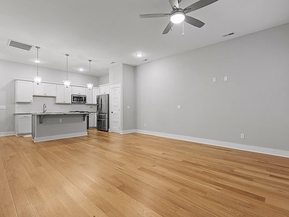 3rd image of 929 S Greenwood Ave