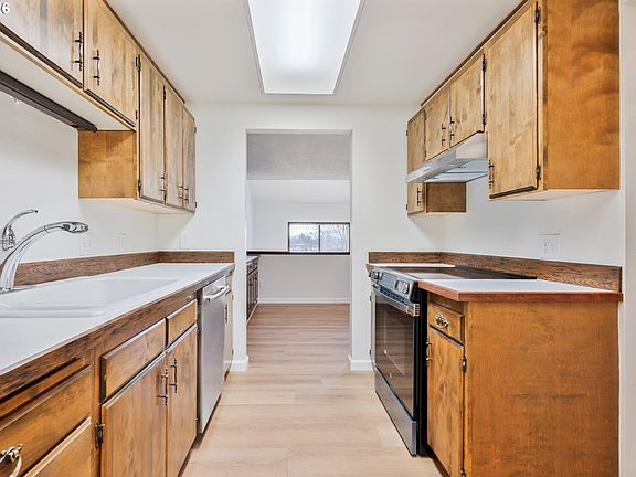 5th image of 1205 Holly St