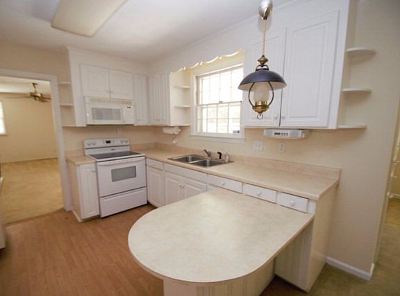 5th image of 14 Rosemary Dr