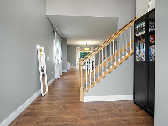 3rd image of 205 Butternut Cir