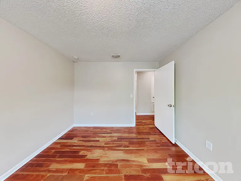 4442 Sandhurst Dr — Photo 11
