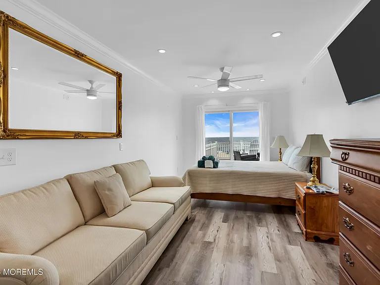 55 Beach Front — Photo 31