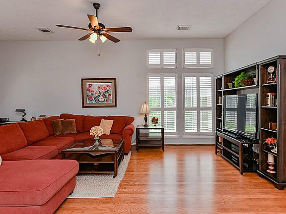4th image of 121 Lake Point Dr