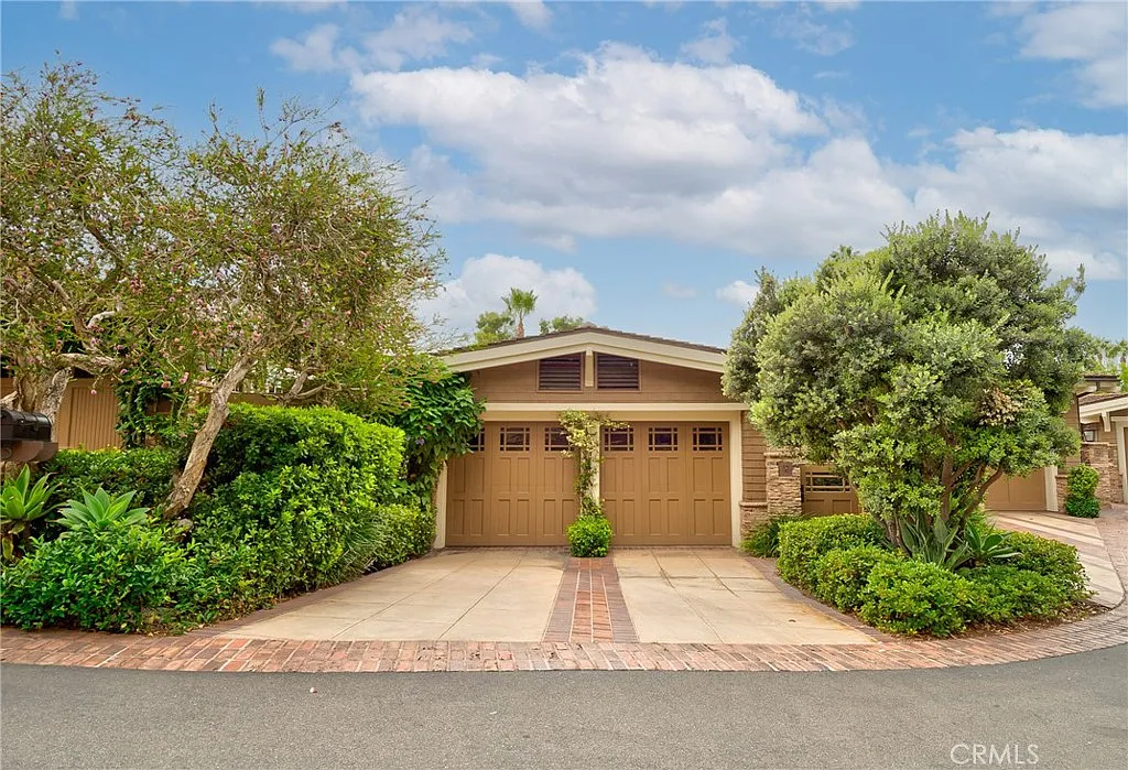 3 bed, 2.5 bath, 2923 sqft, $30,000 — Photo 2