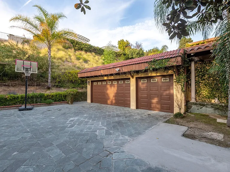 Garage & Driveway