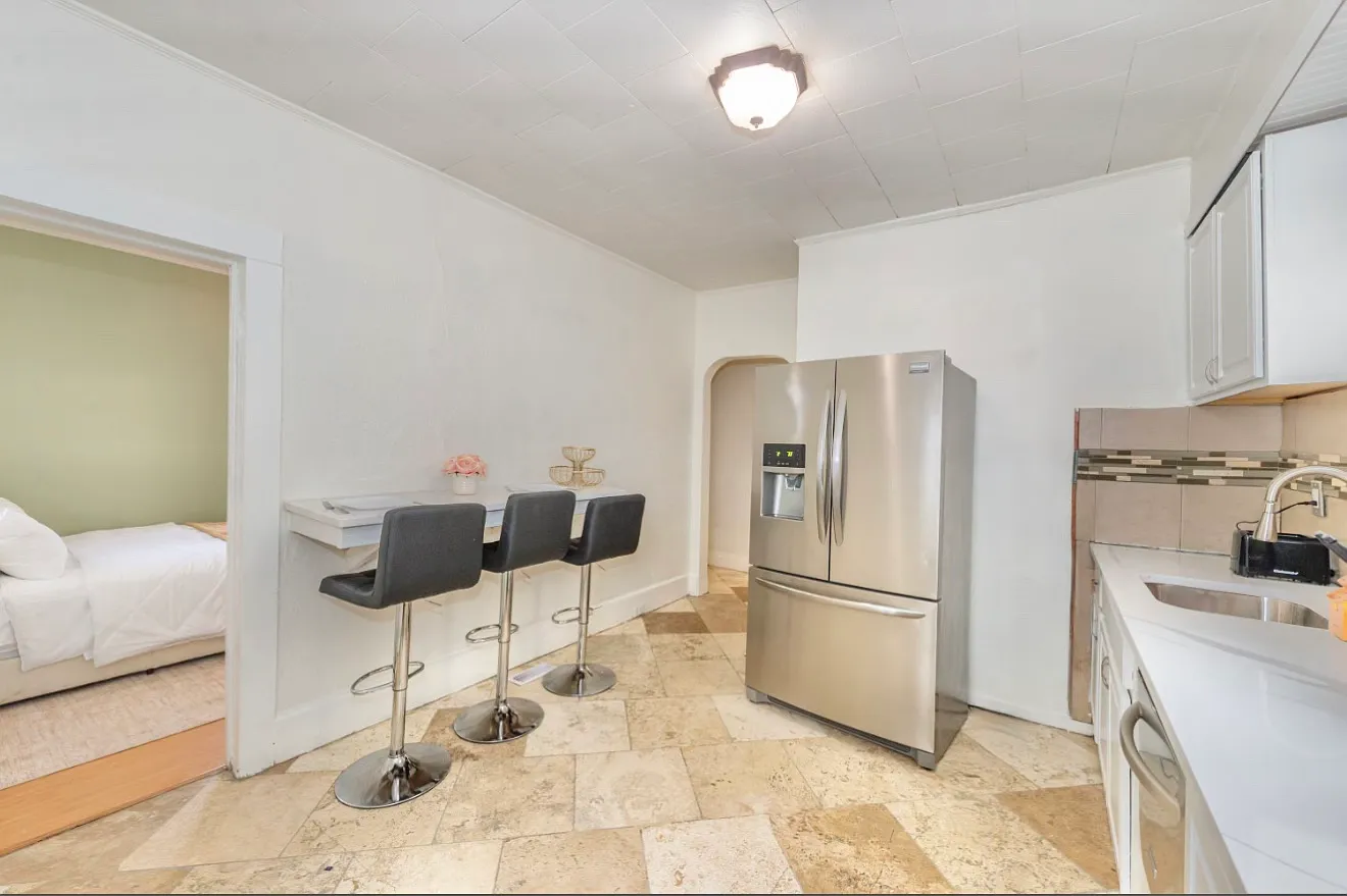 2 bed, 1000 sqft, $3,000 — Photo 3
