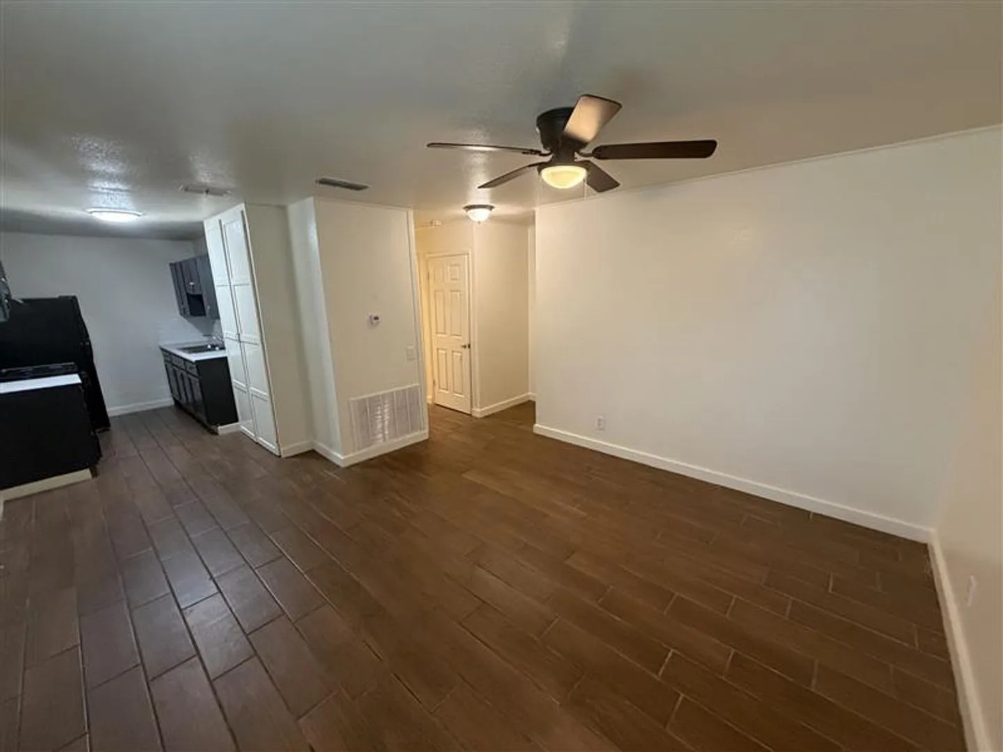 Cute 3/1 home with covered parking and large backyard — Photo 4