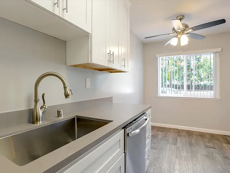 Woodside Court Apartments — Photo 6