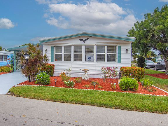 3rd image of 452 NE Pinelake Village Boulevard