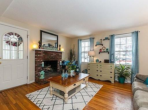 3rd image of 6 Caroline Dr