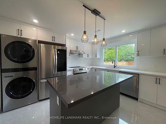 5th image of 17 Rosemeade Ave Unit 2