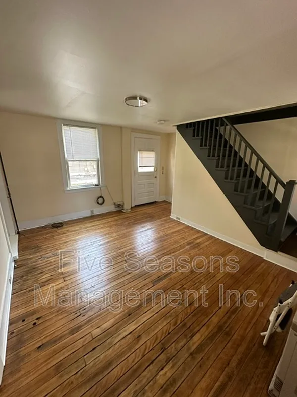3 bed, 1.0 bath, 1100 sqft, $2,800 — Photo 2