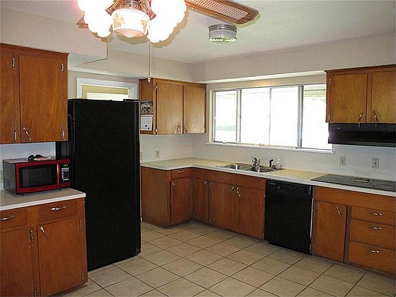 2nd image of 15418 Shanghai St