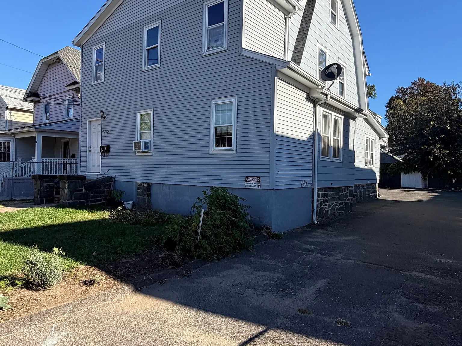 4 bed, 1.0 bath, 2382 sqft, $3,200 — Photo 2