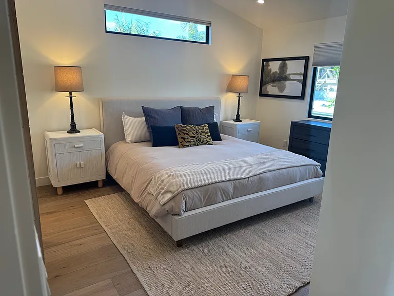 primary bedroom w/king bed. All cotton bedding and down comforter/pillows