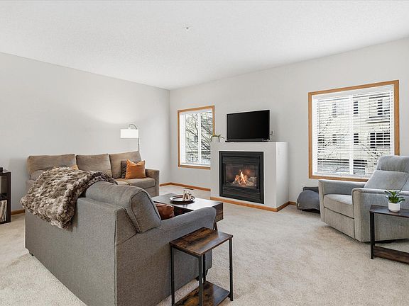 2nd image of 3884 Abercrombie Ln