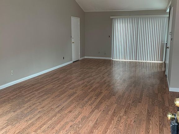 3rd image of 25831 Olivas Park Rd