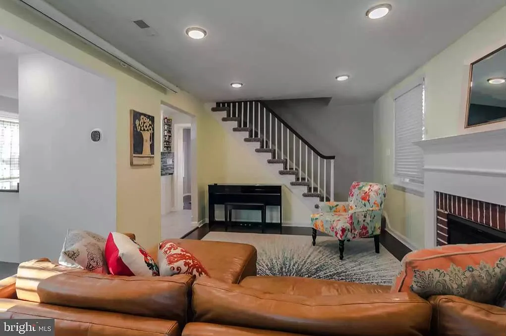 112 Myrtle Ave — Photo 1