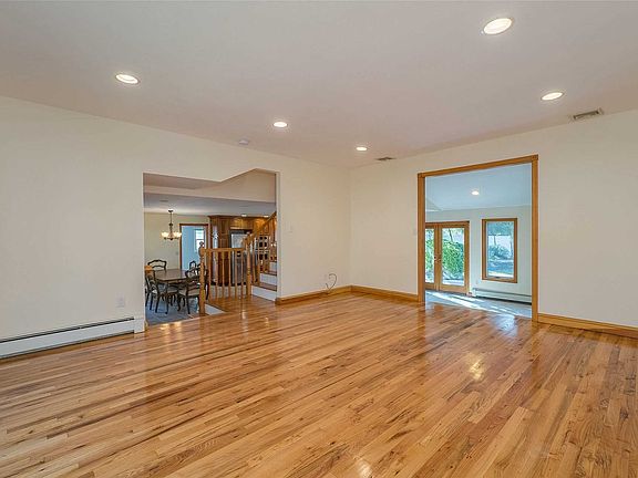 3rd image of 15 Stonywood Dr
