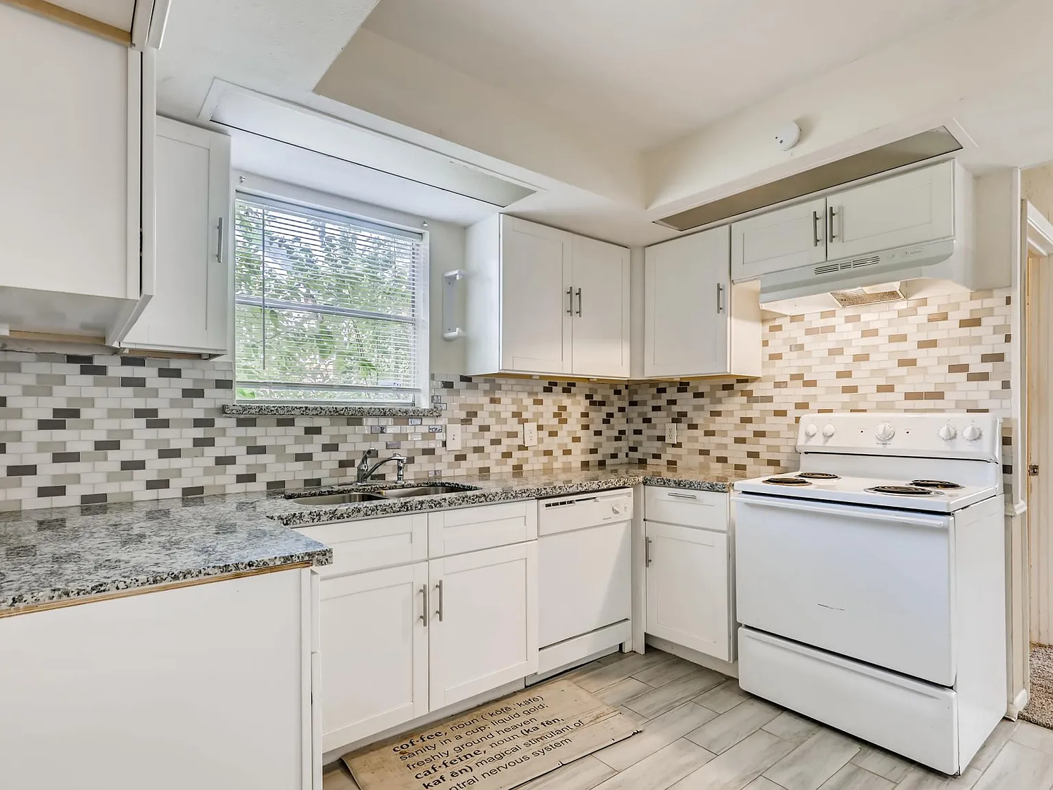 4 bed, 2240 sqft, $1,895 — Photo 2