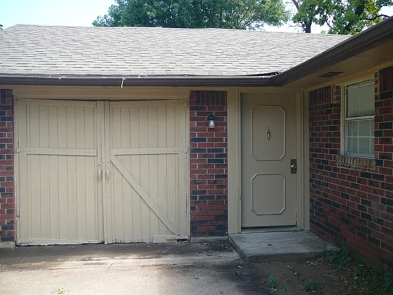 2917 Hickory Ln — Photo 2