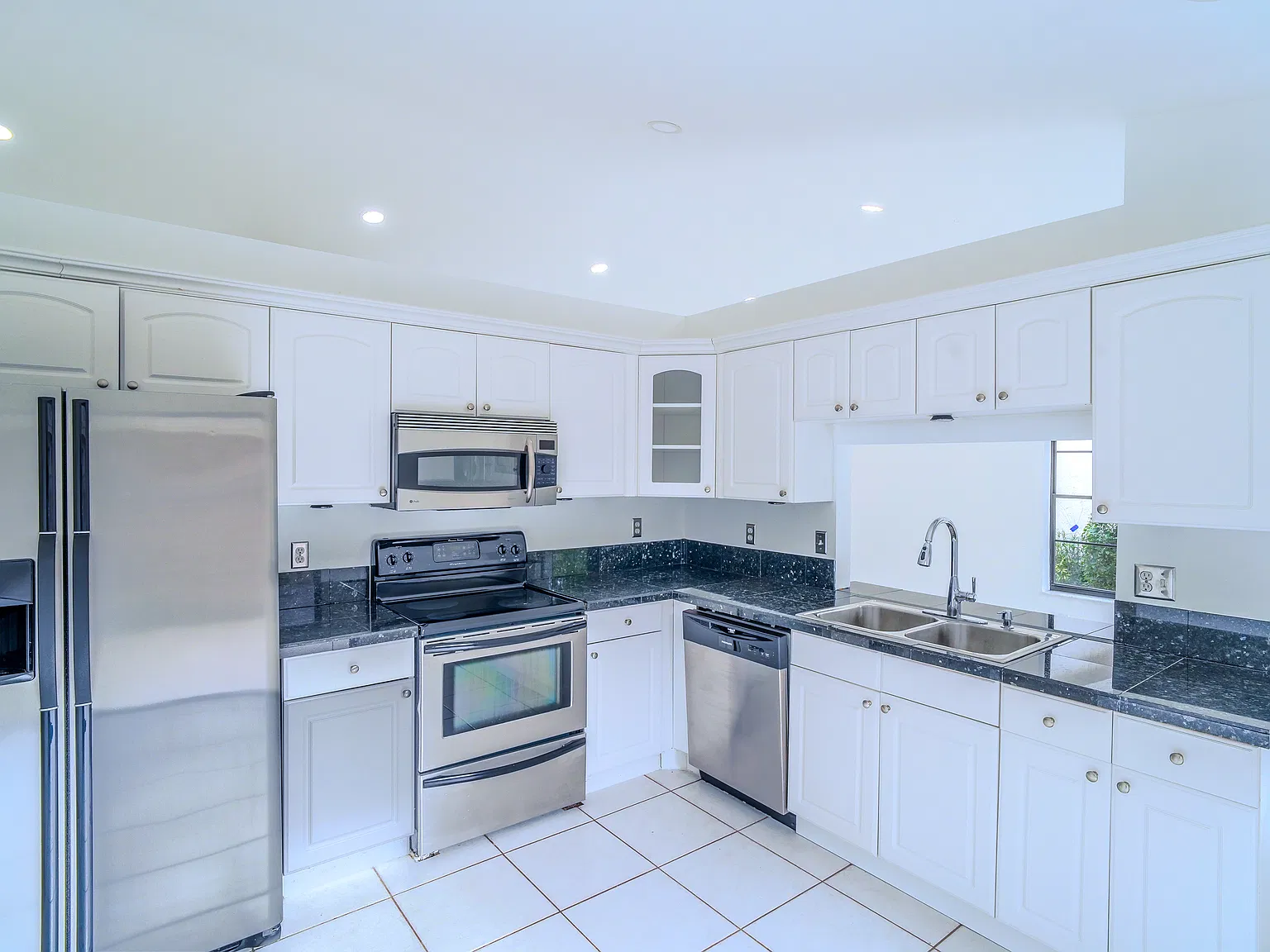 3 bed, 1654 sqft, $4,650 — Photo 2