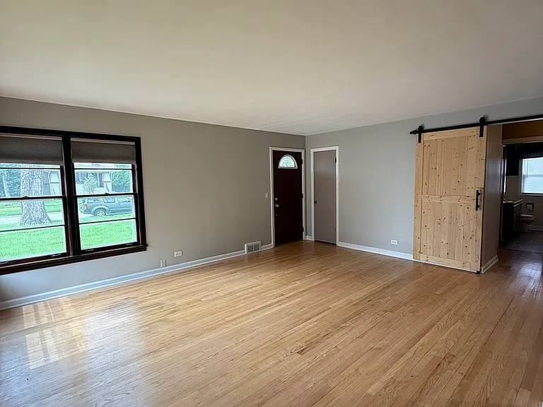 479 N Elm Ave — Photo 2