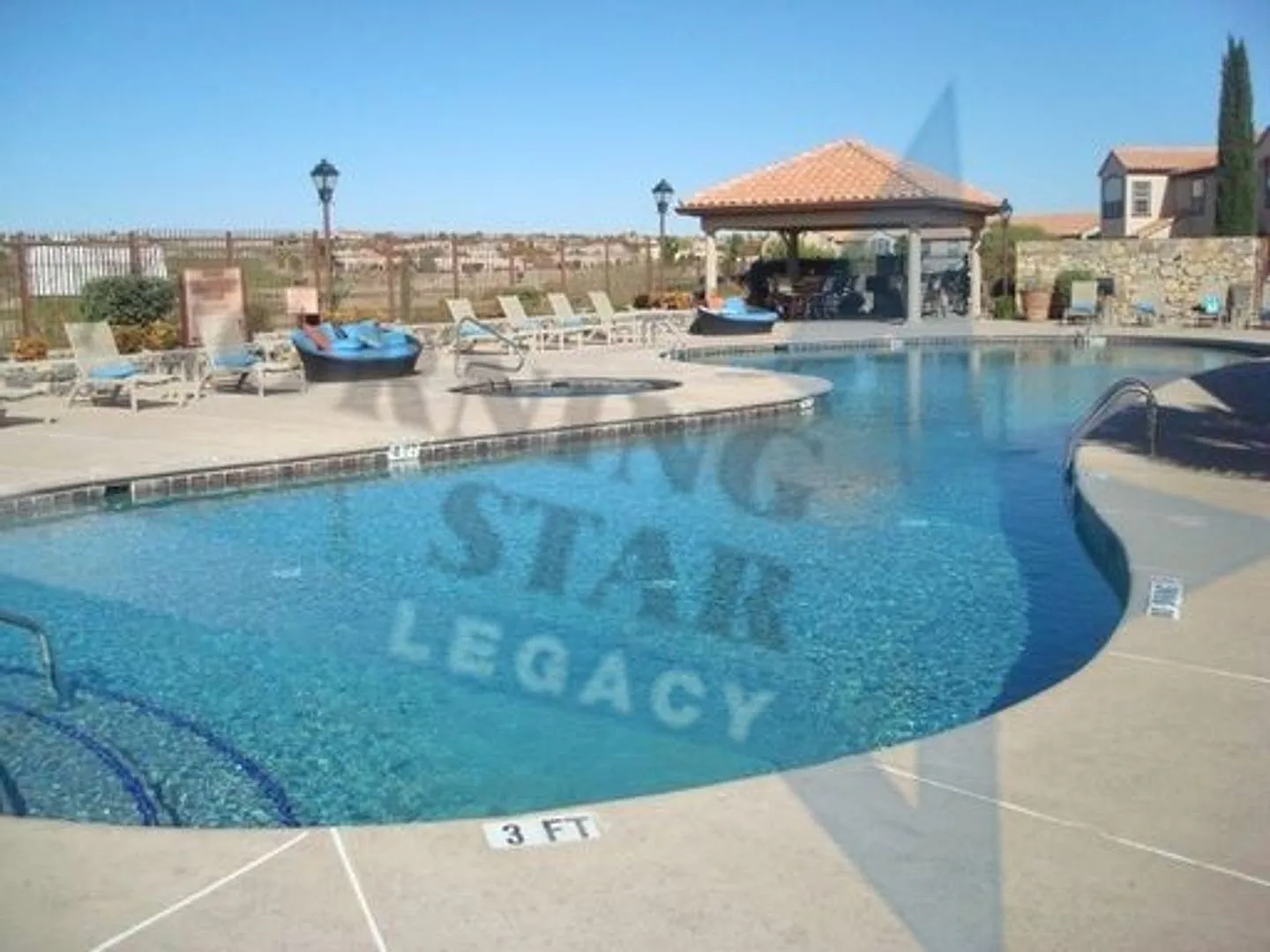 2 Bedroom Condo On Ground Floor. Amenities! — Photo 3