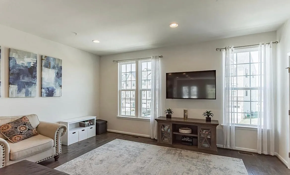 3 bed, 2850 sqft, $3,250 — Photo 3