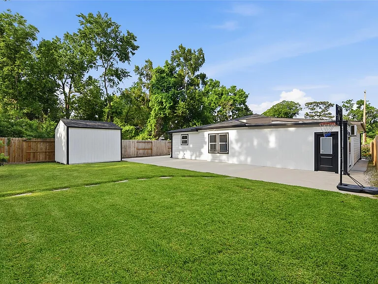 9403 Spaulding St — Photo 44